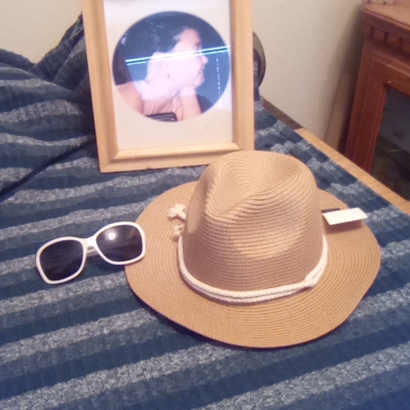 New Hat for Summer by Berkshire Fashion - Picture 1 of 5